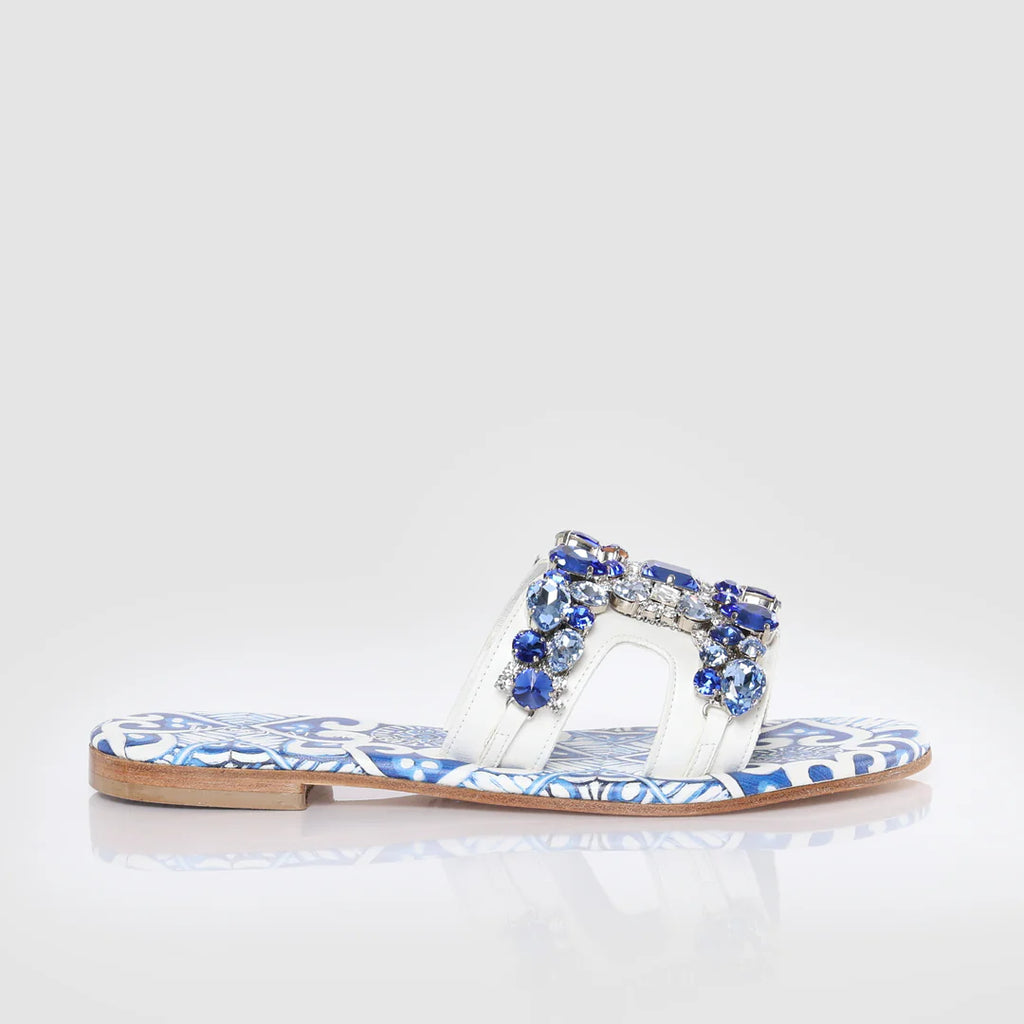 Sandalo flat con stampa maiolica e cristalli blu
