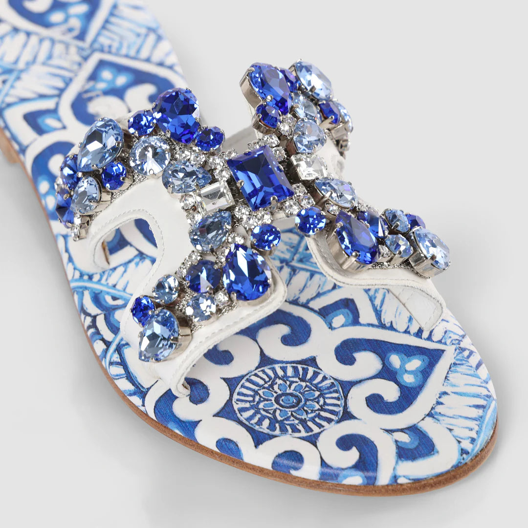 Sandalo flat con stampa maiolica e cristalli blu