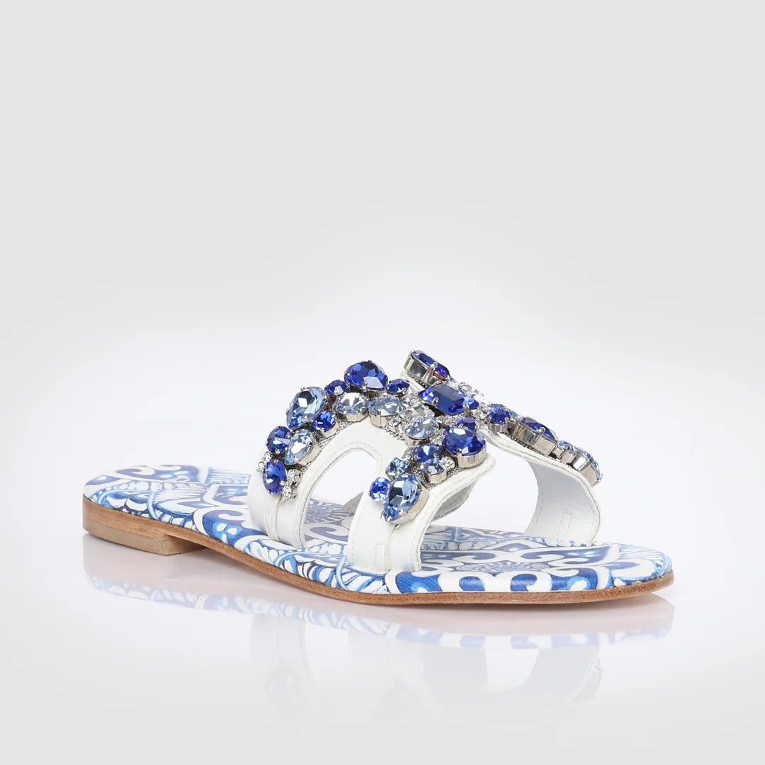 Sandalo flat con stampa maiolica e cristalli blu