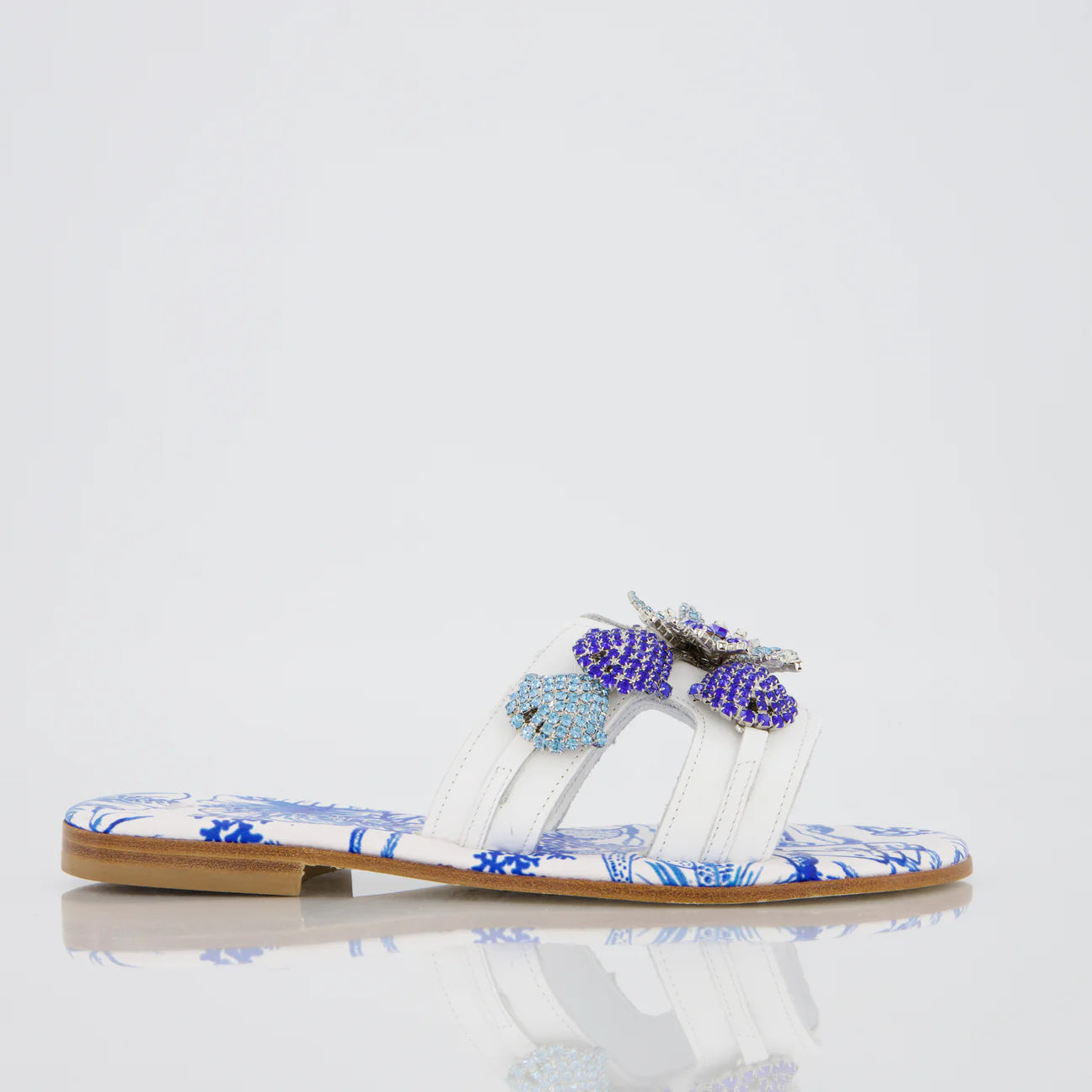 Sandalo stampa blu con accessorio stella e conchiglie