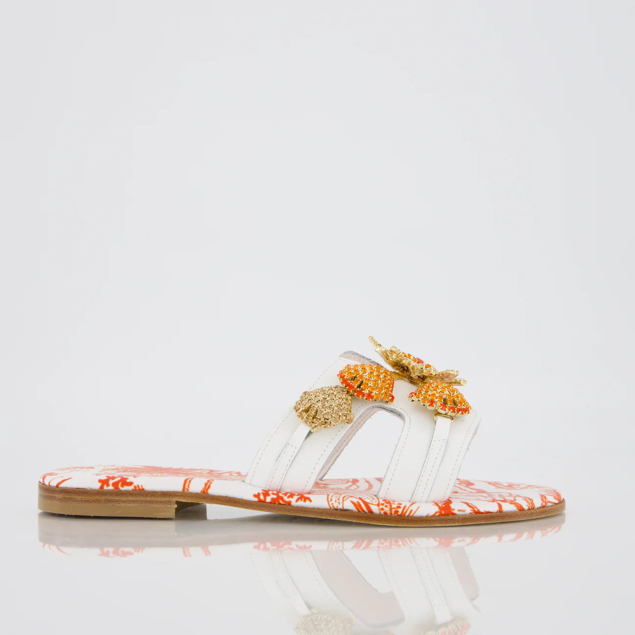 Sandalo arancio con accessorio stella e conchiglie