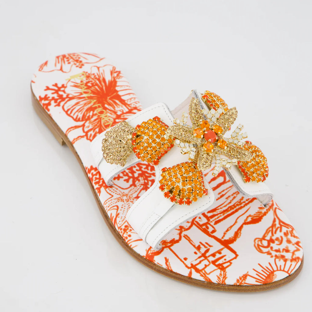 Sandalo arancio con accessorio stella e conchiglie