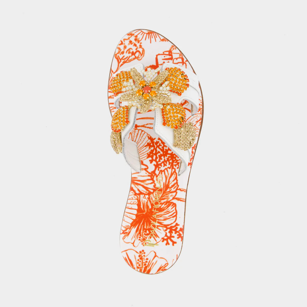 Sandalo arancio con accessorio stella e conchiglie
