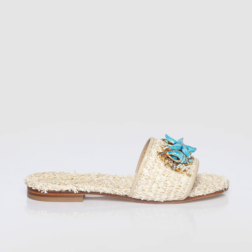 Sandalo flat con elementi marini e coralli