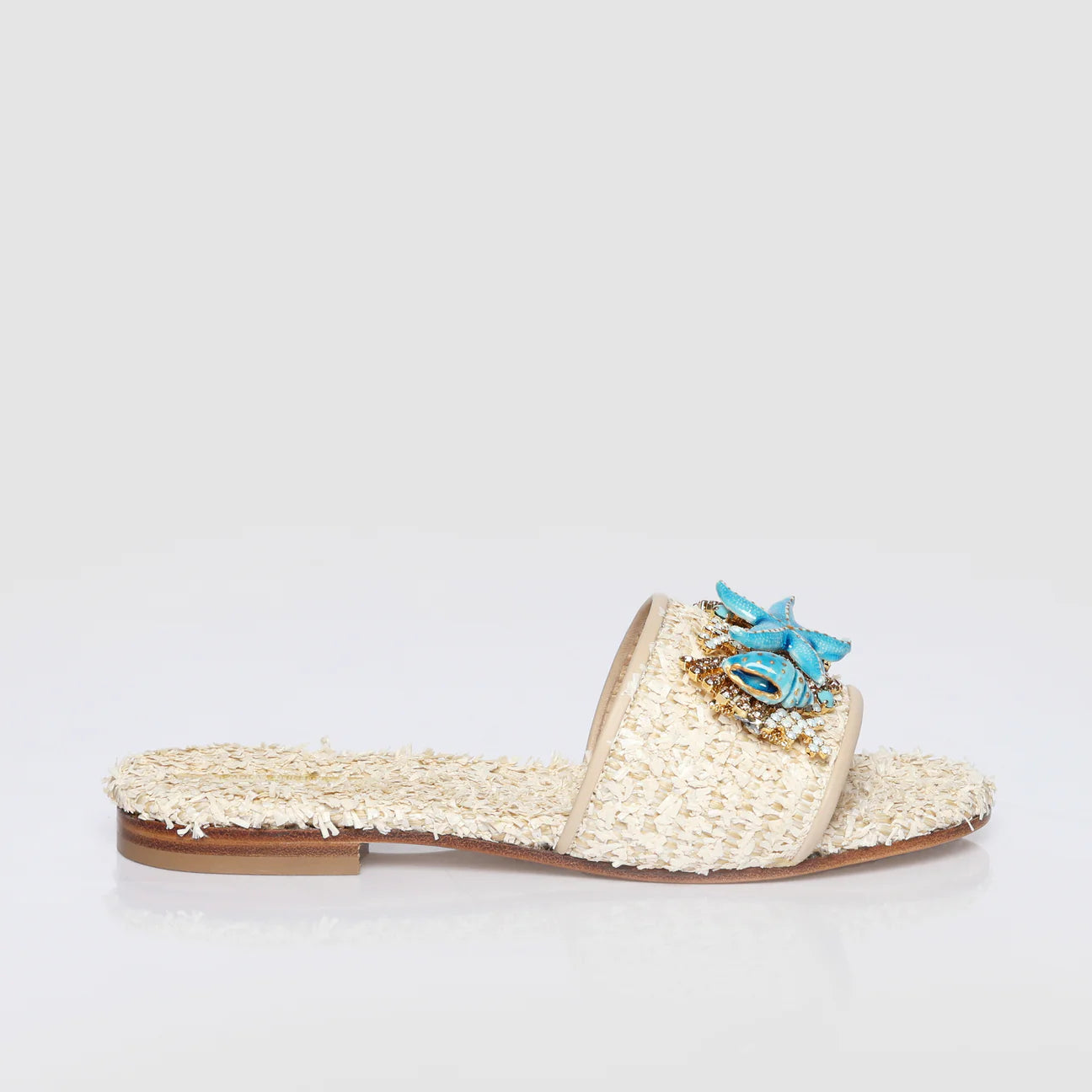 Sandalo flat con elementi marini e coralli