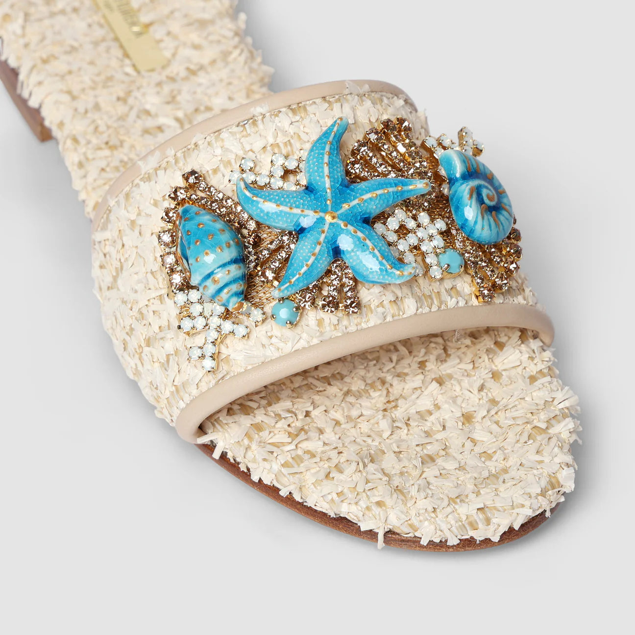 Sandalo flat con elementi marini e coralli