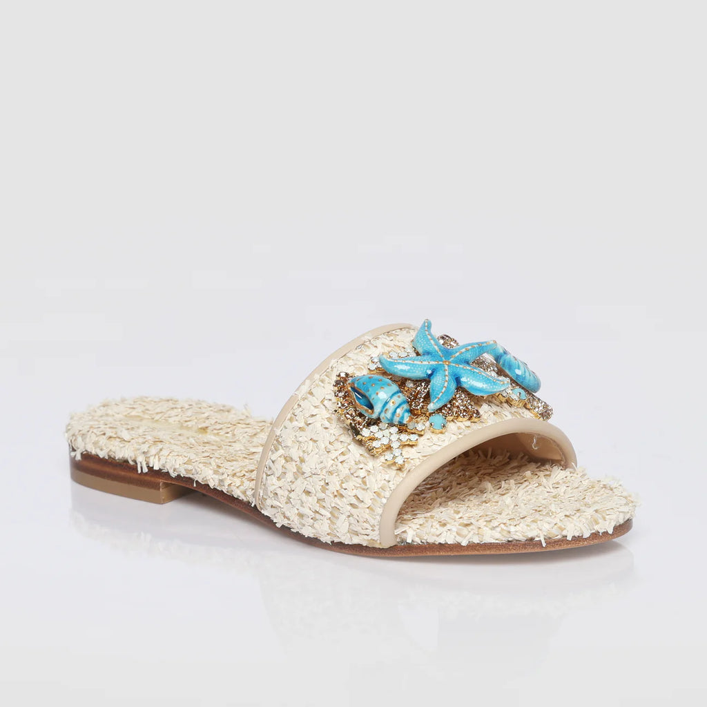 Sandalo flat con elementi marini e coralli