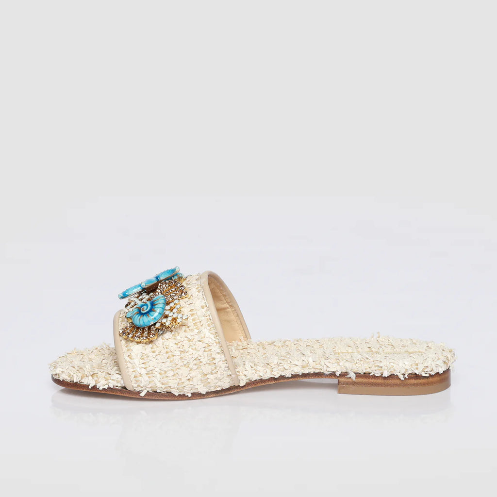 Sandalo flat con elementi marini e coralli