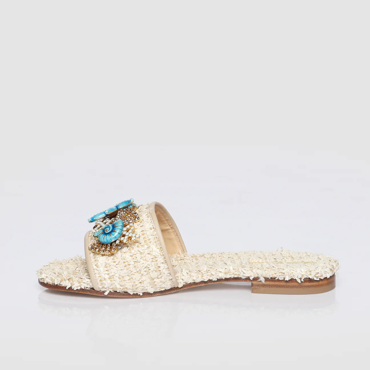 Sandalo flat con elementi marini e coralli