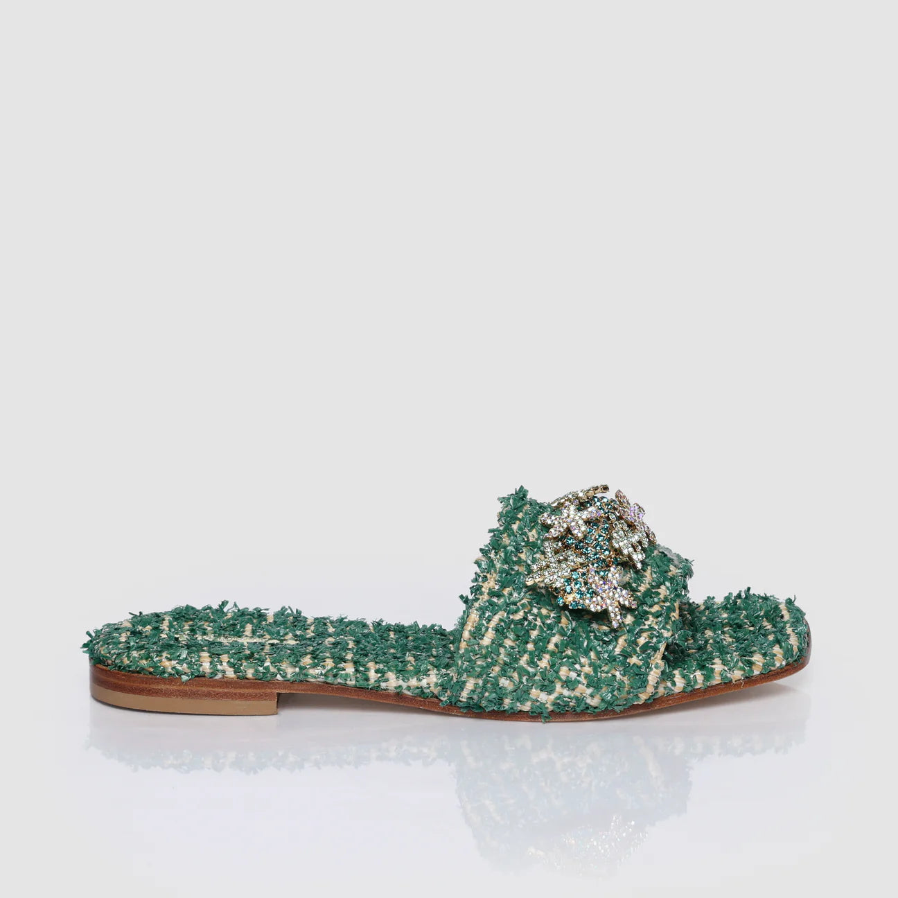 Sandalo in rafia verde con stelle e coralli