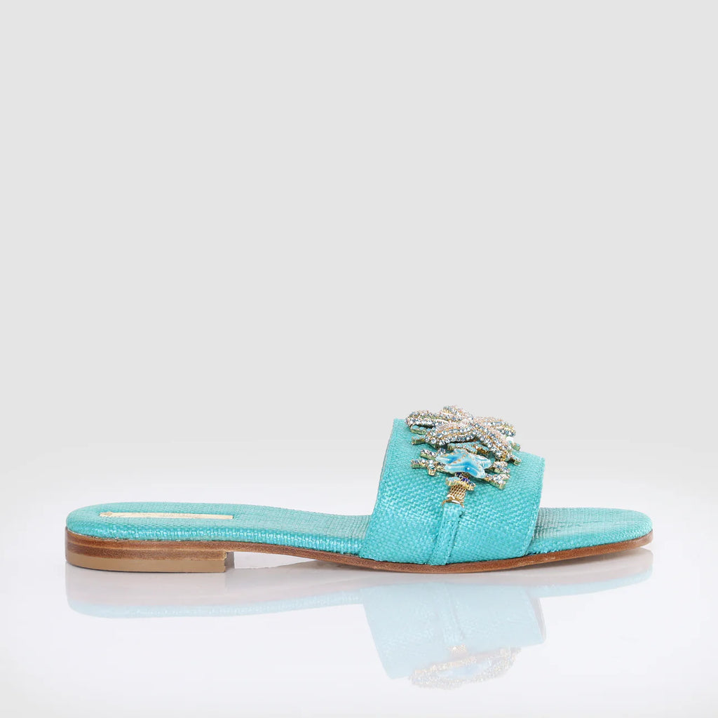 Sandalo in rafia con coralli e stelle marine
