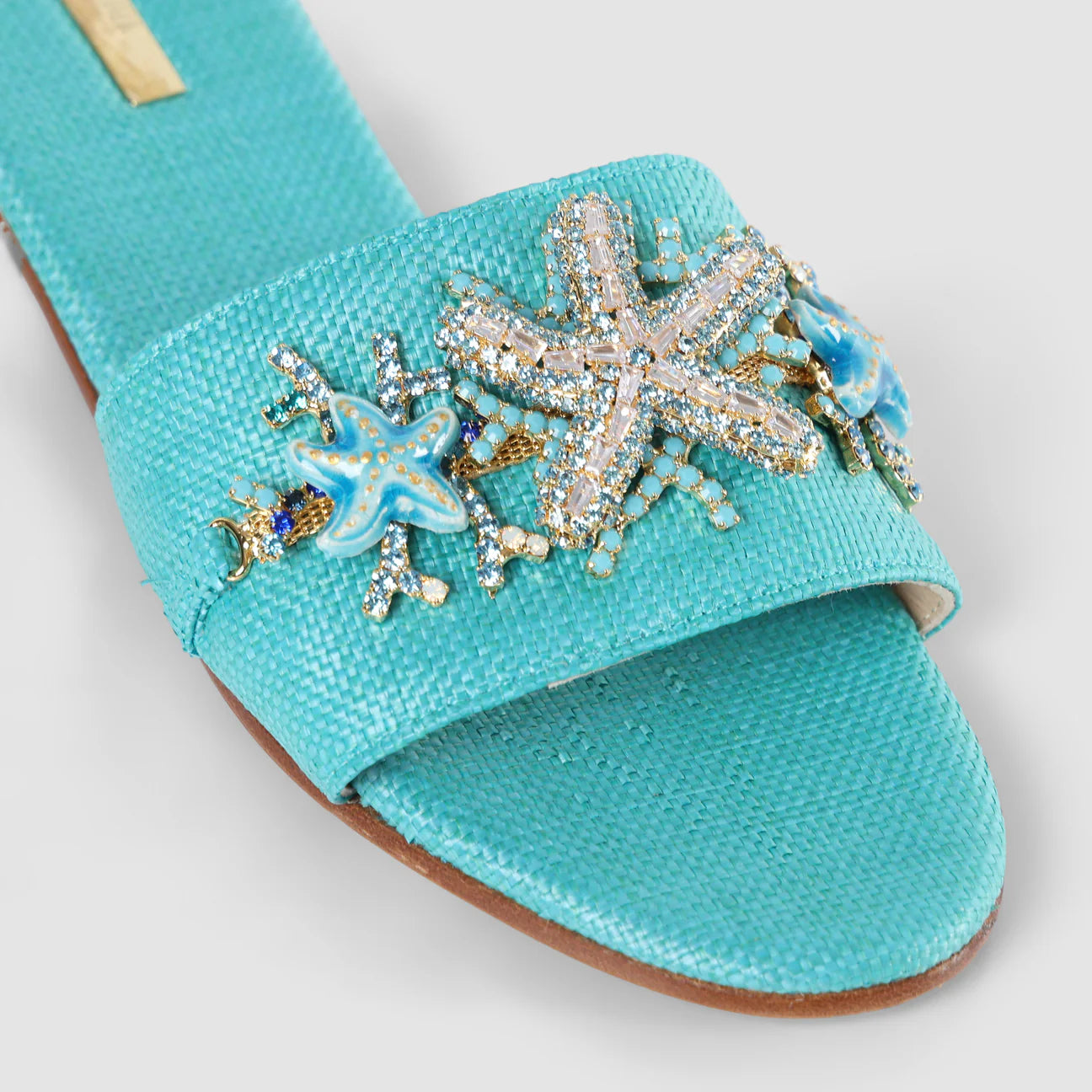 Sandalo in rafia con coralli e stelle marine
