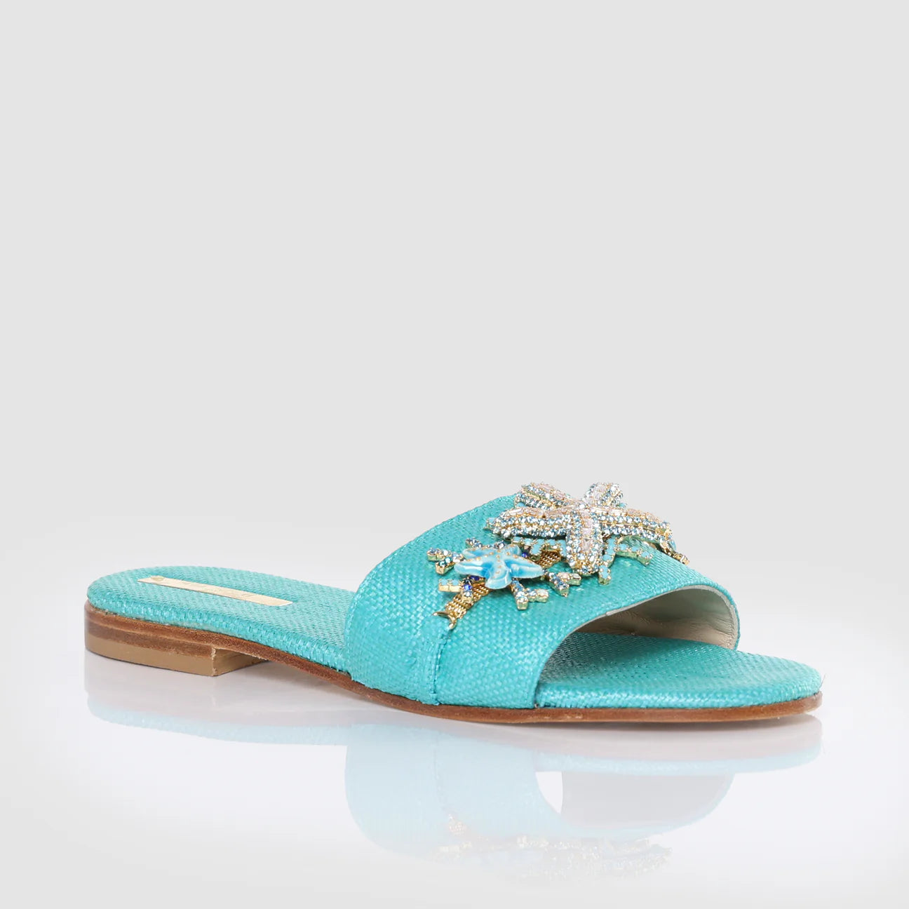 Sandalo in rafia con coralli e stelle marine