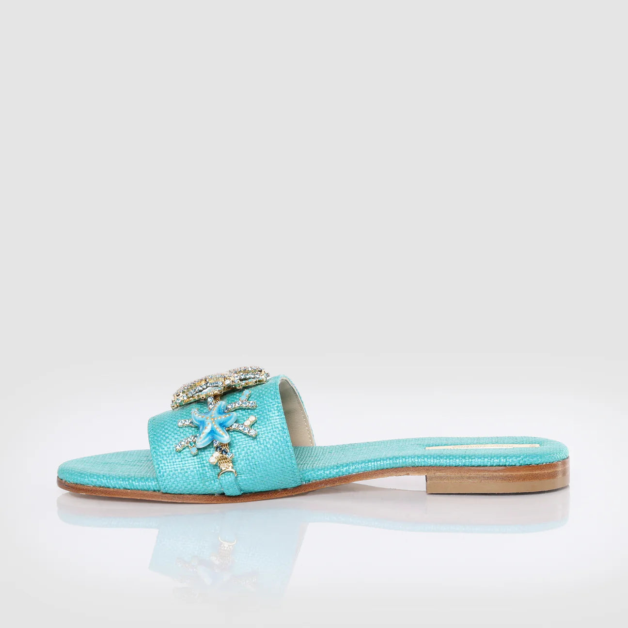 Sandalo in rafia con coralli e stelle marine