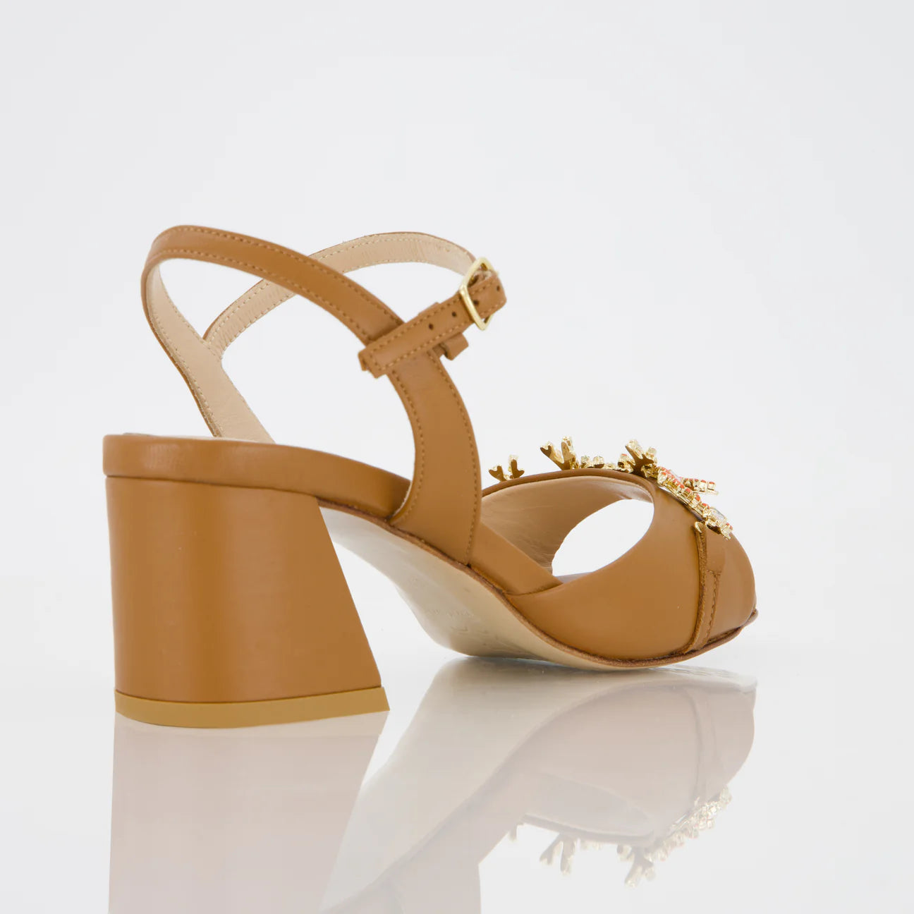 Sandalo con tacco in nappa con coralli