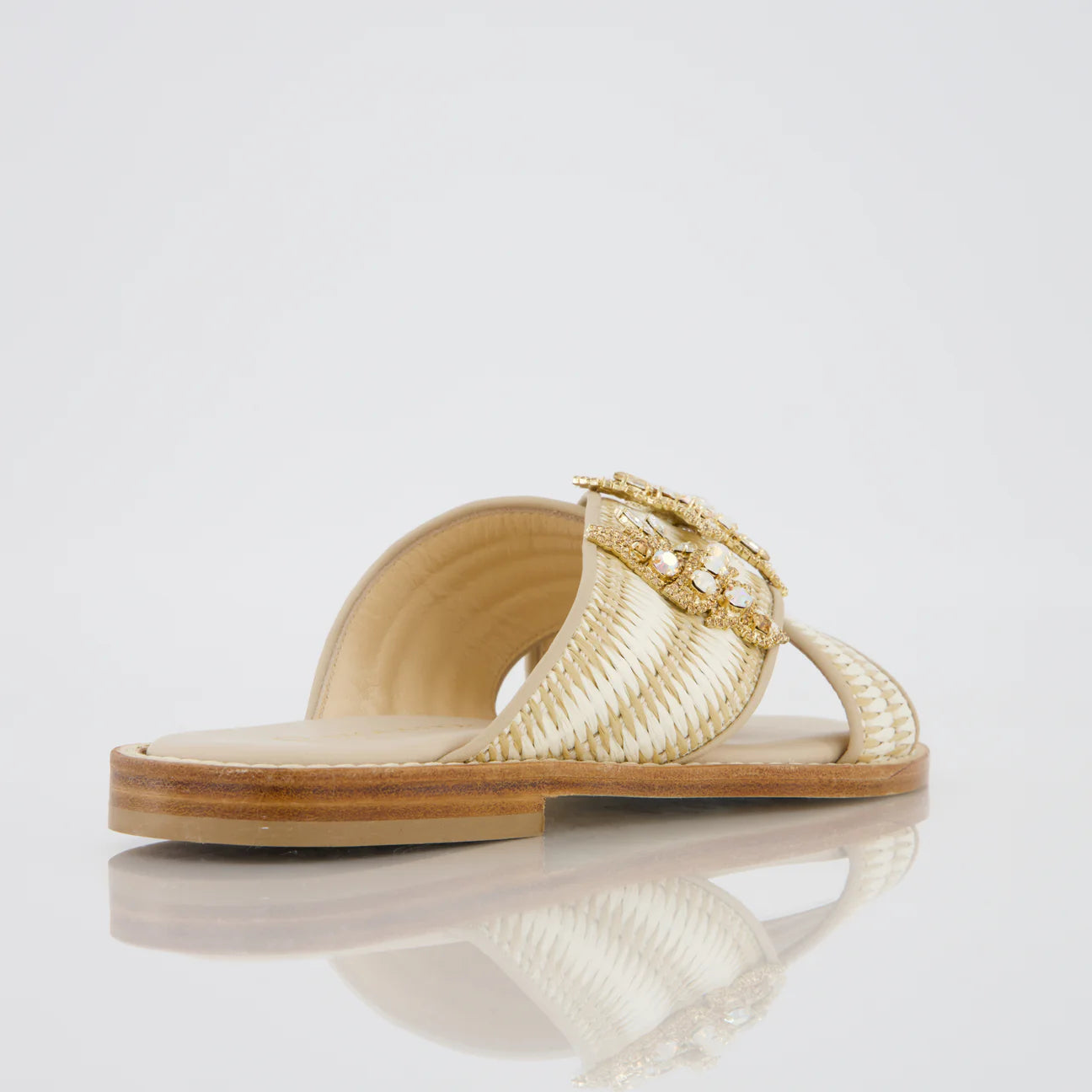 Sandalo in rafia e pelle con accessori marini